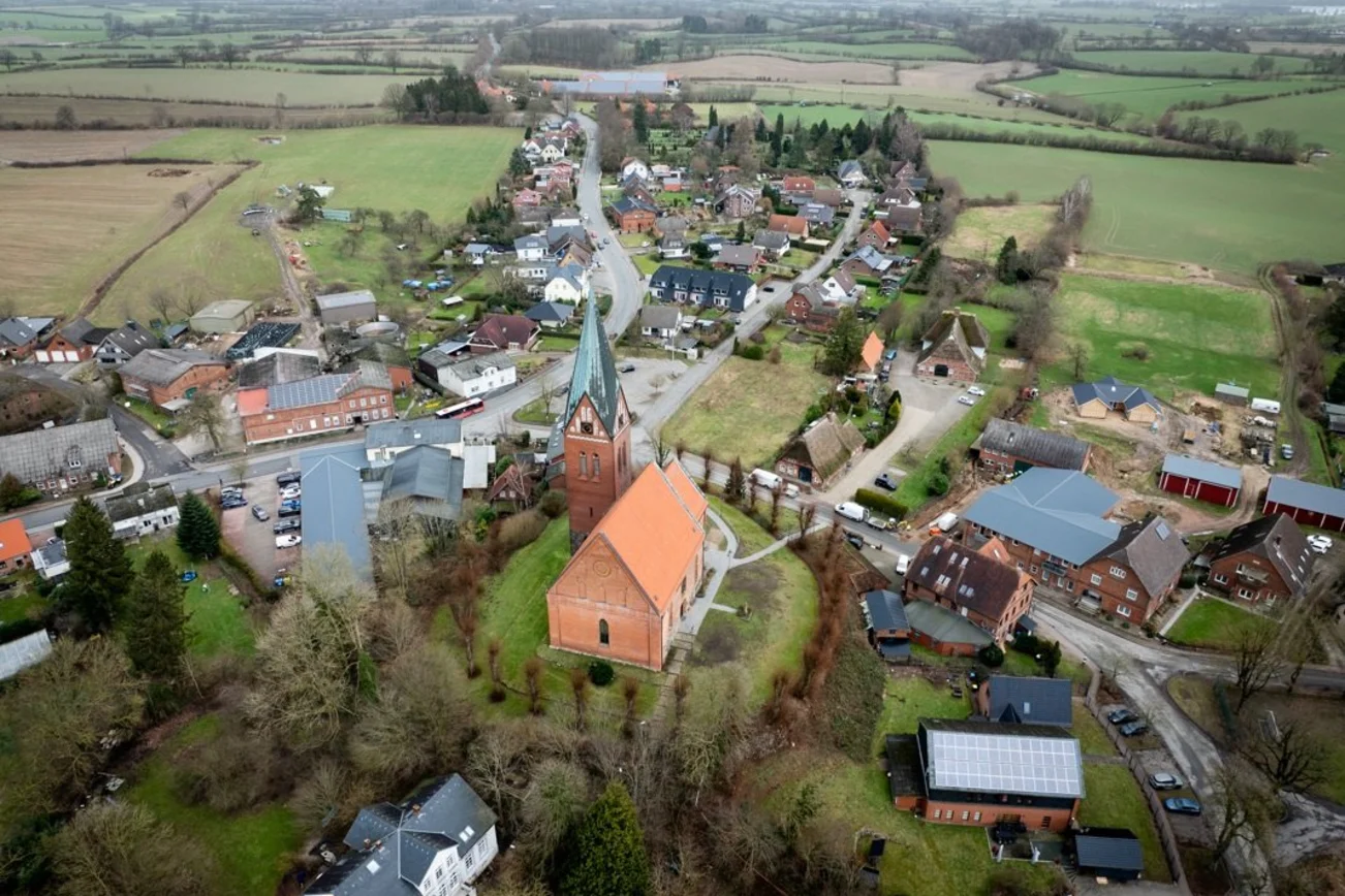 Kirche auf einem Hügel, Gebäude um den Hügel