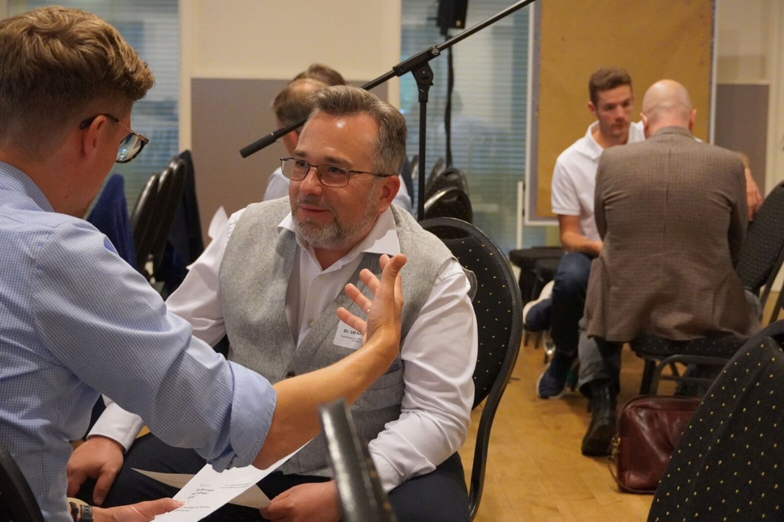 Zwei Männer unterhalten sich angeregt.