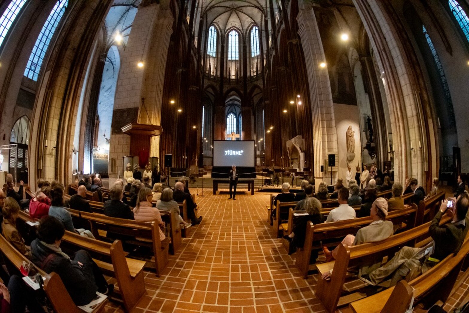 Menschen in einer Kirche