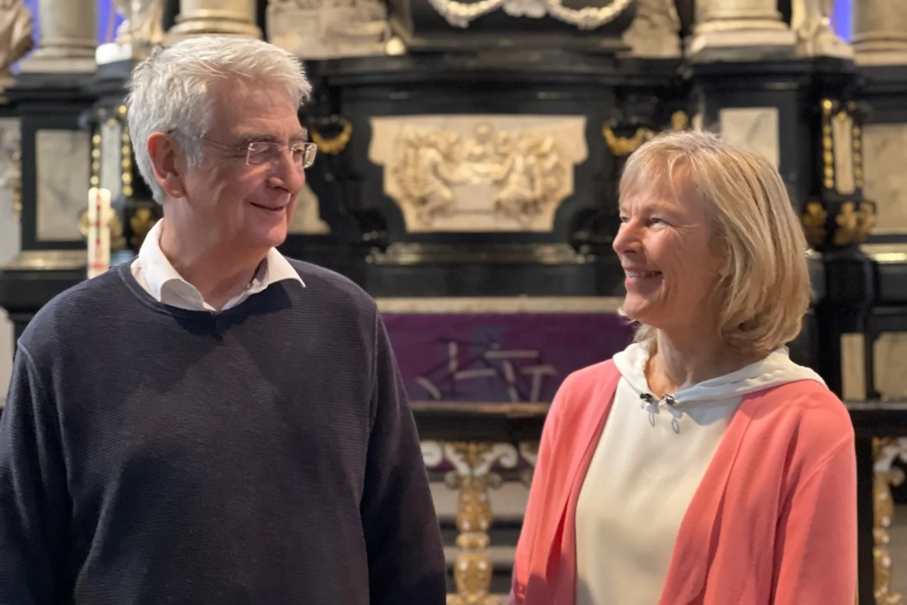 Lutz und Kathrin Jeck lächeln einander an.