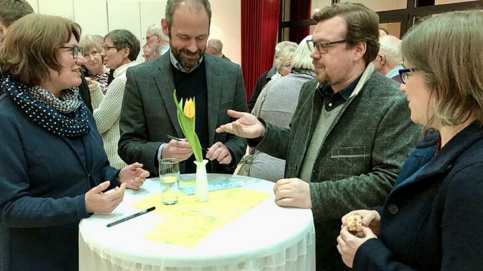 Menschen an einem Tisch