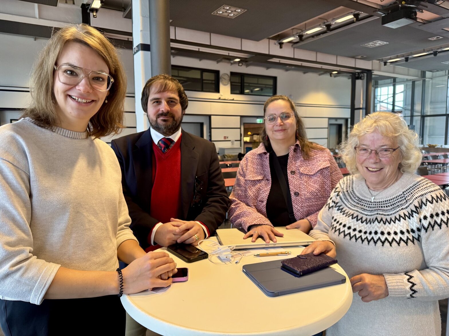 Menschen in einem Raum 