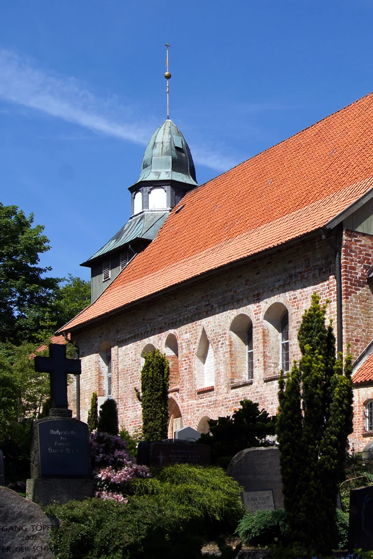 Außenansicht der Kirche St. Georg auf dem Berge