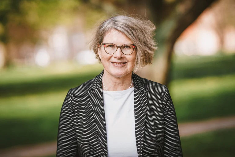 Frau lächelt in die Kamera.