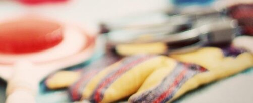 Kinderhand mit Bauklötzen