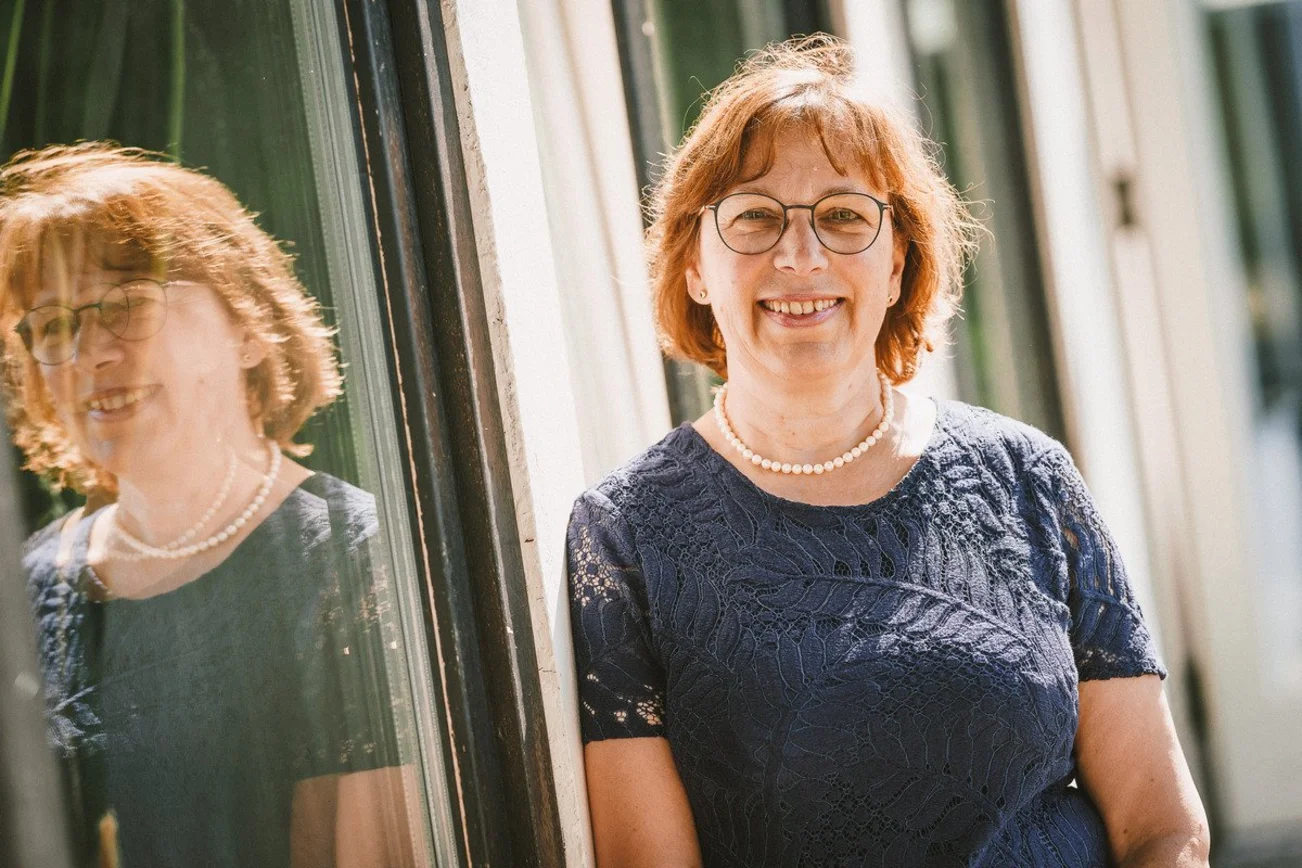 Frau lächelt in die Kamera