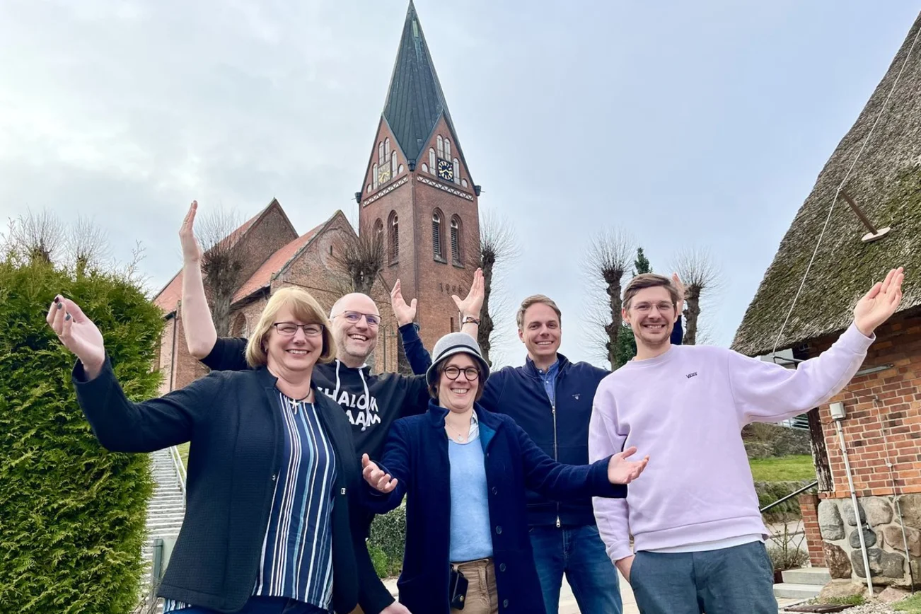 Menschen in Freude vor einer Kirche