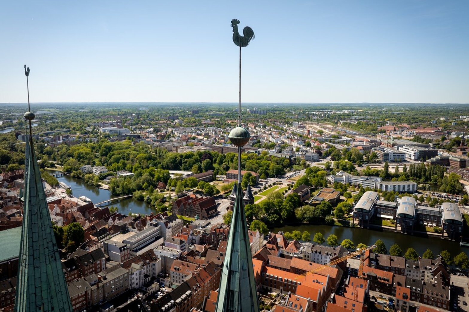 Ein Kirchturm mit Hahn 