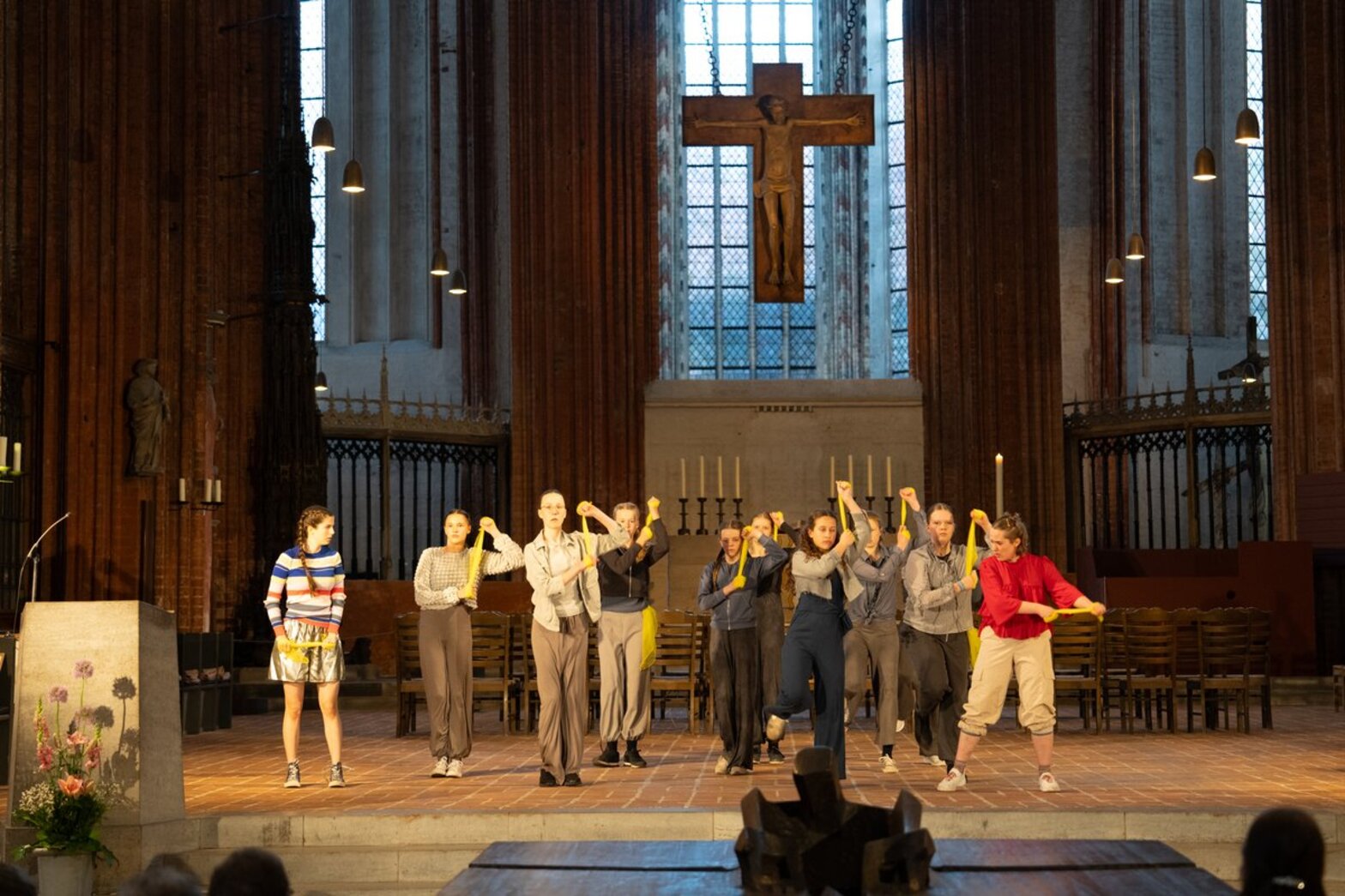 Tanzensemble in einer Kirche