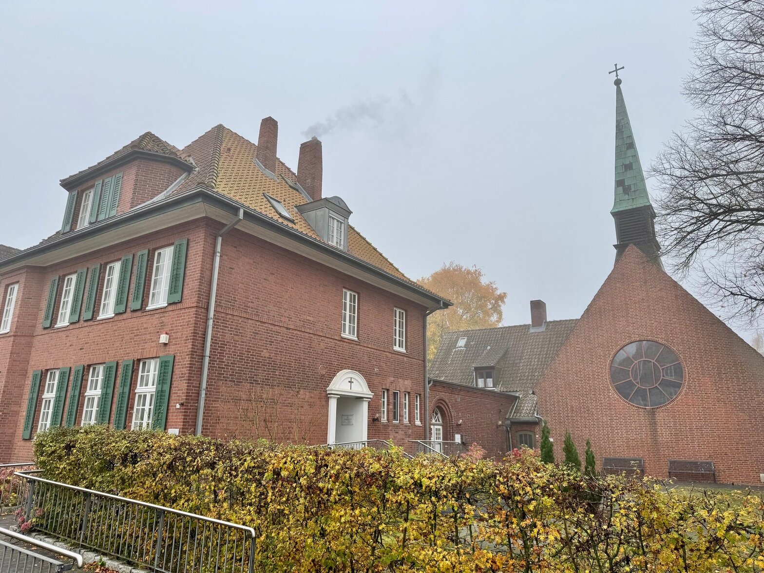 Blick auf eine Kirche vom nebligen Herbst