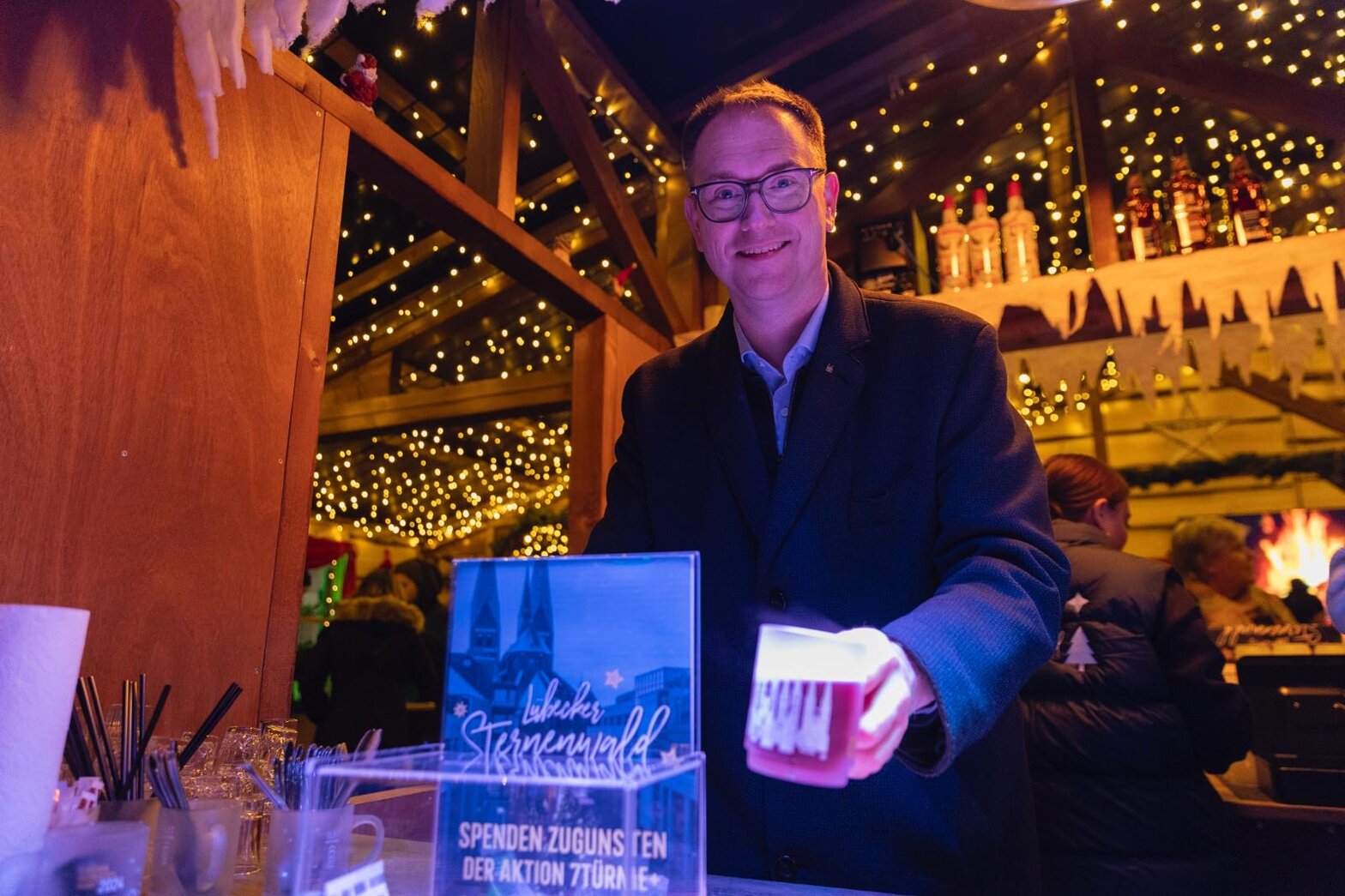 Ein Mann in einer Punschbude