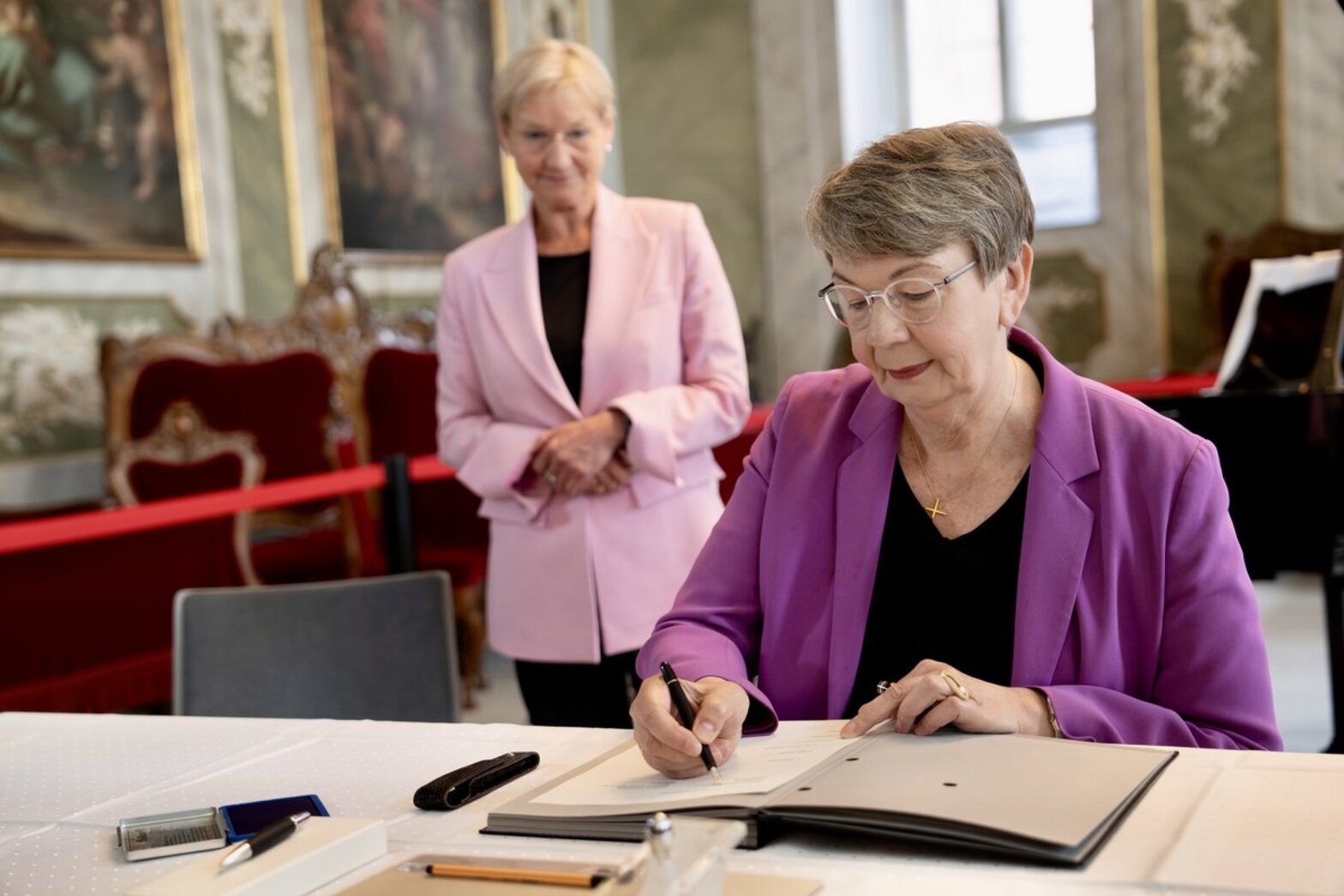 Zwei Menschen an einem Tisch