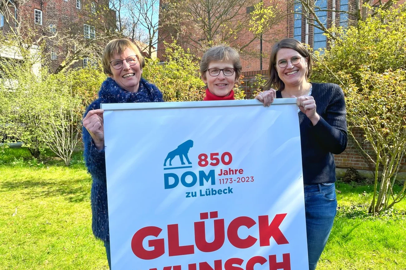 Drei Frauen zeigen ein Roll-Up