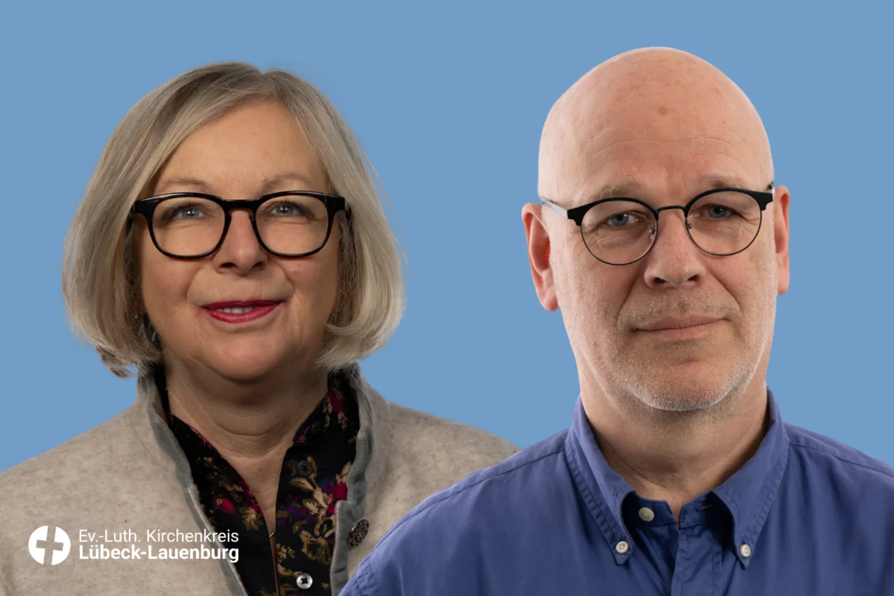 Eine Frau und ein Mann blicken freundlich in die Kamera