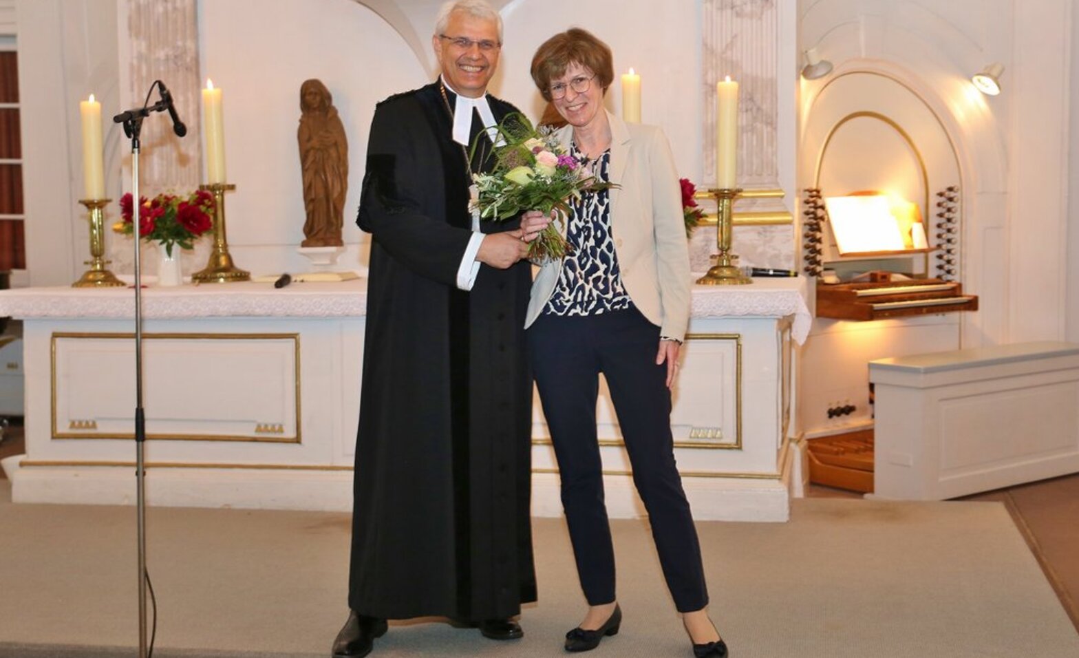 Zwei menschen in einer Kirche