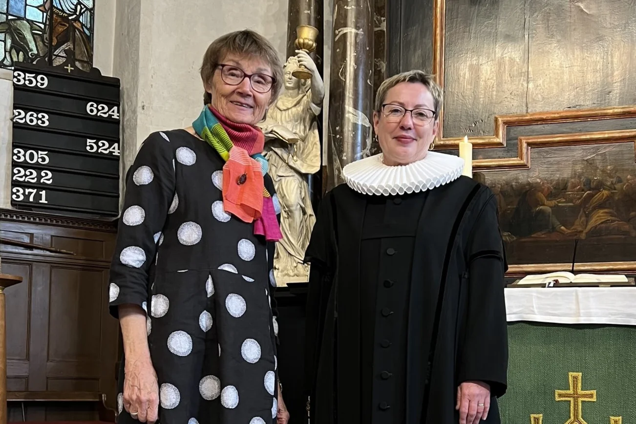 Zwei Frauen in einer Kirche