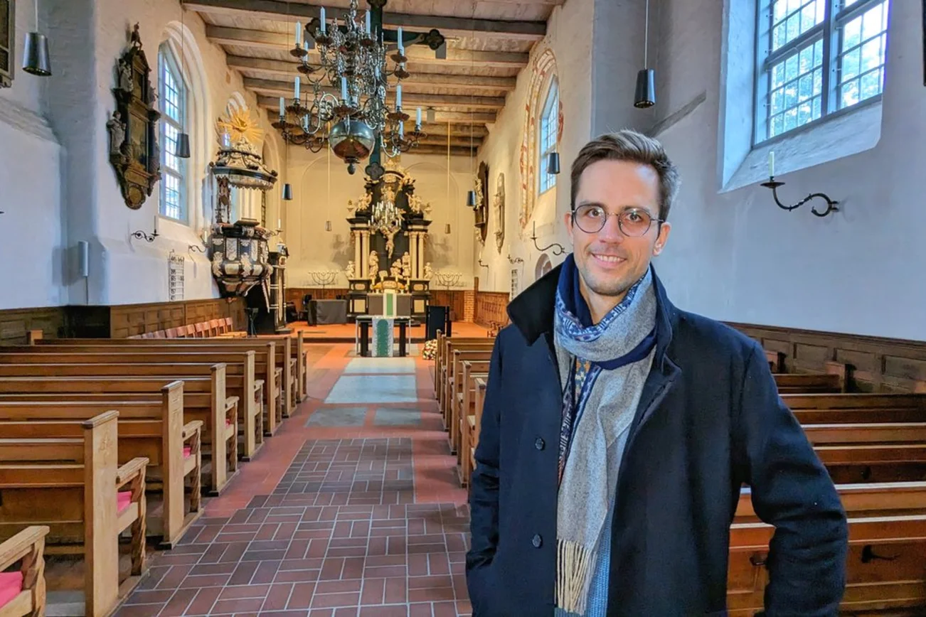 Ein Mann steht in einer Kirche