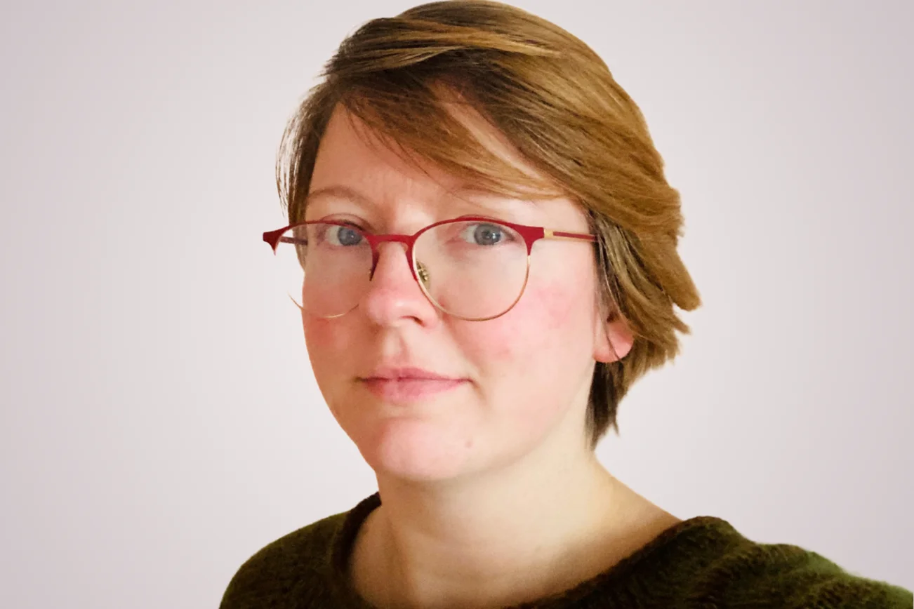 Junge Frau schaut in die Kamera