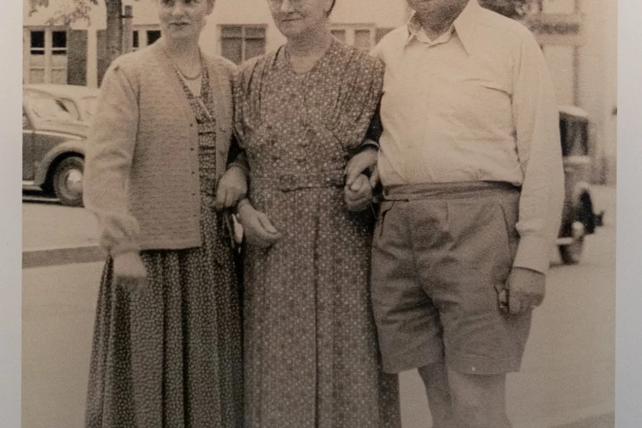 Ein altes Bild mit drei Personen