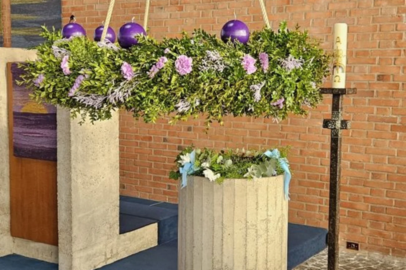 Passionskranz und Taufbecken