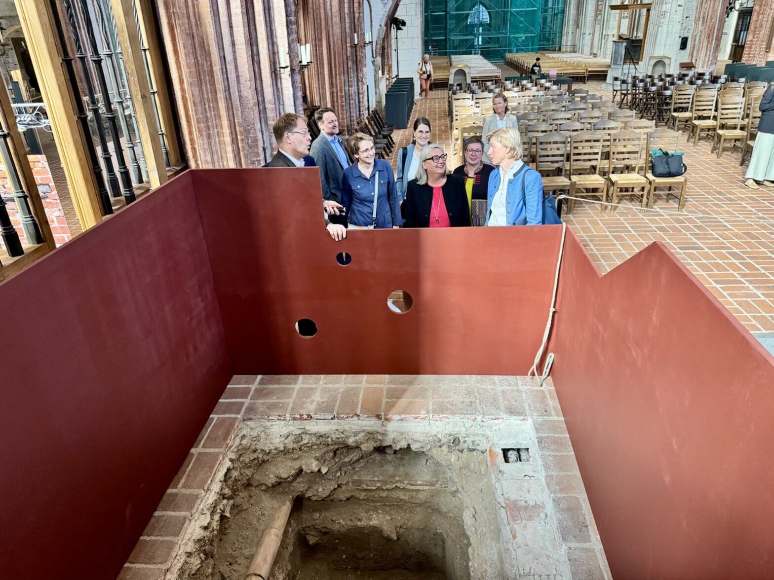 Menschen in einer Kirche