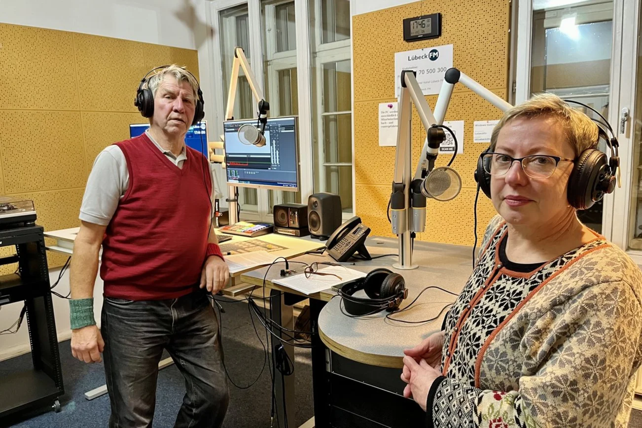 Zwei Personen in einem Radiostudio