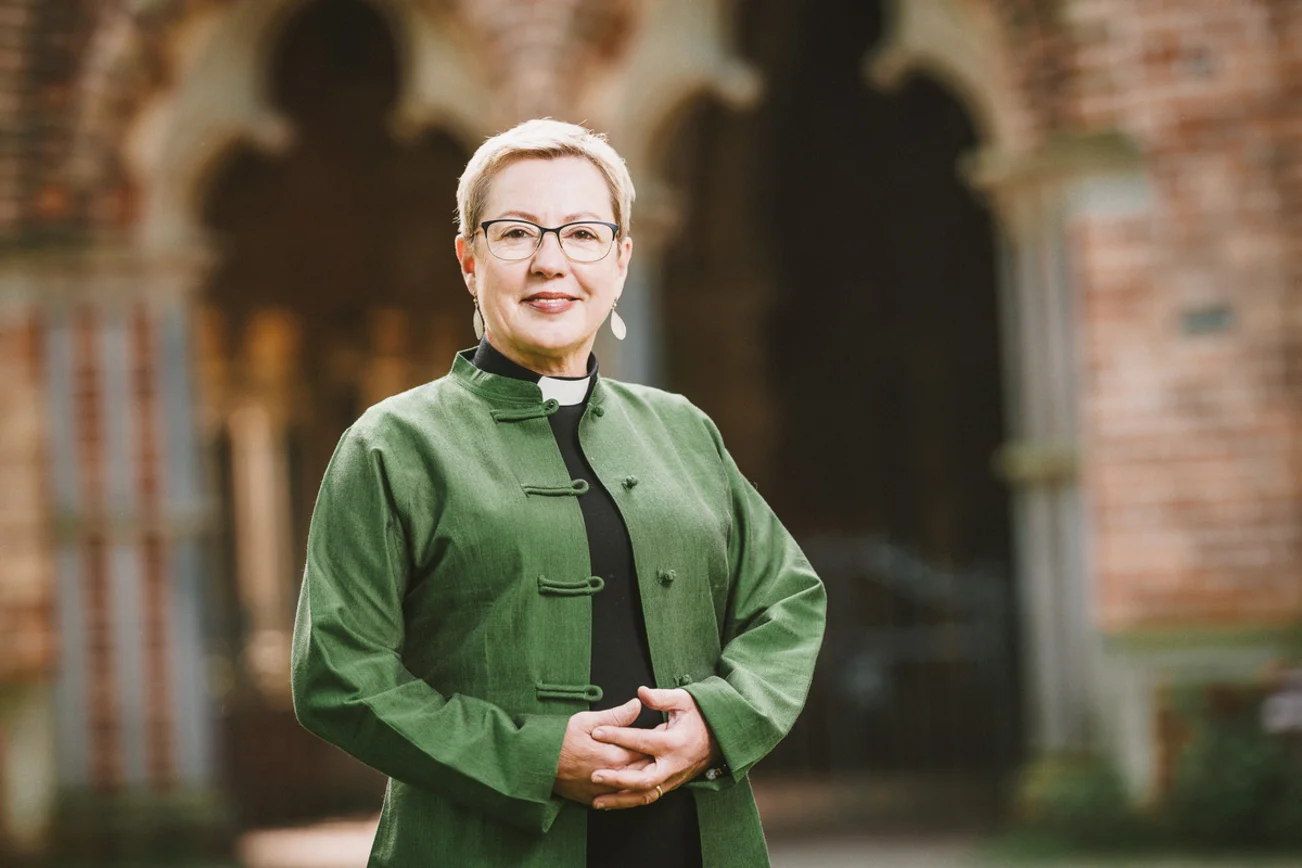 Pröpstin Kallies steht vor dem Dom zu Lübeck und lächelt in die Kamera.
