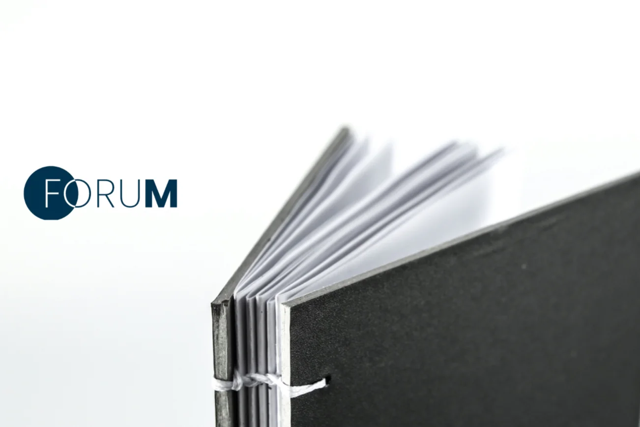 Blick auf eine Akte in Kombination mit einem Logo