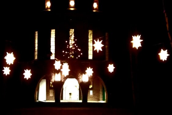 Aumühler Kircheplatz mit Herrnhuter-Sternen beleuchtet - Copyright: Beatrix Jenckel