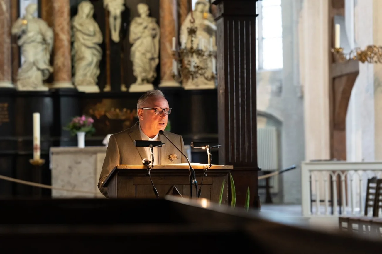 Mann spricht in einer Kirche