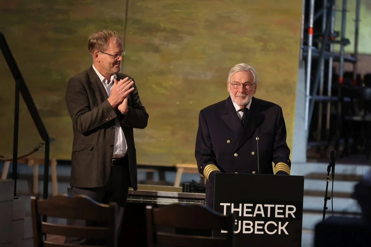 Zwei Männer stehen an einem Rednerpult