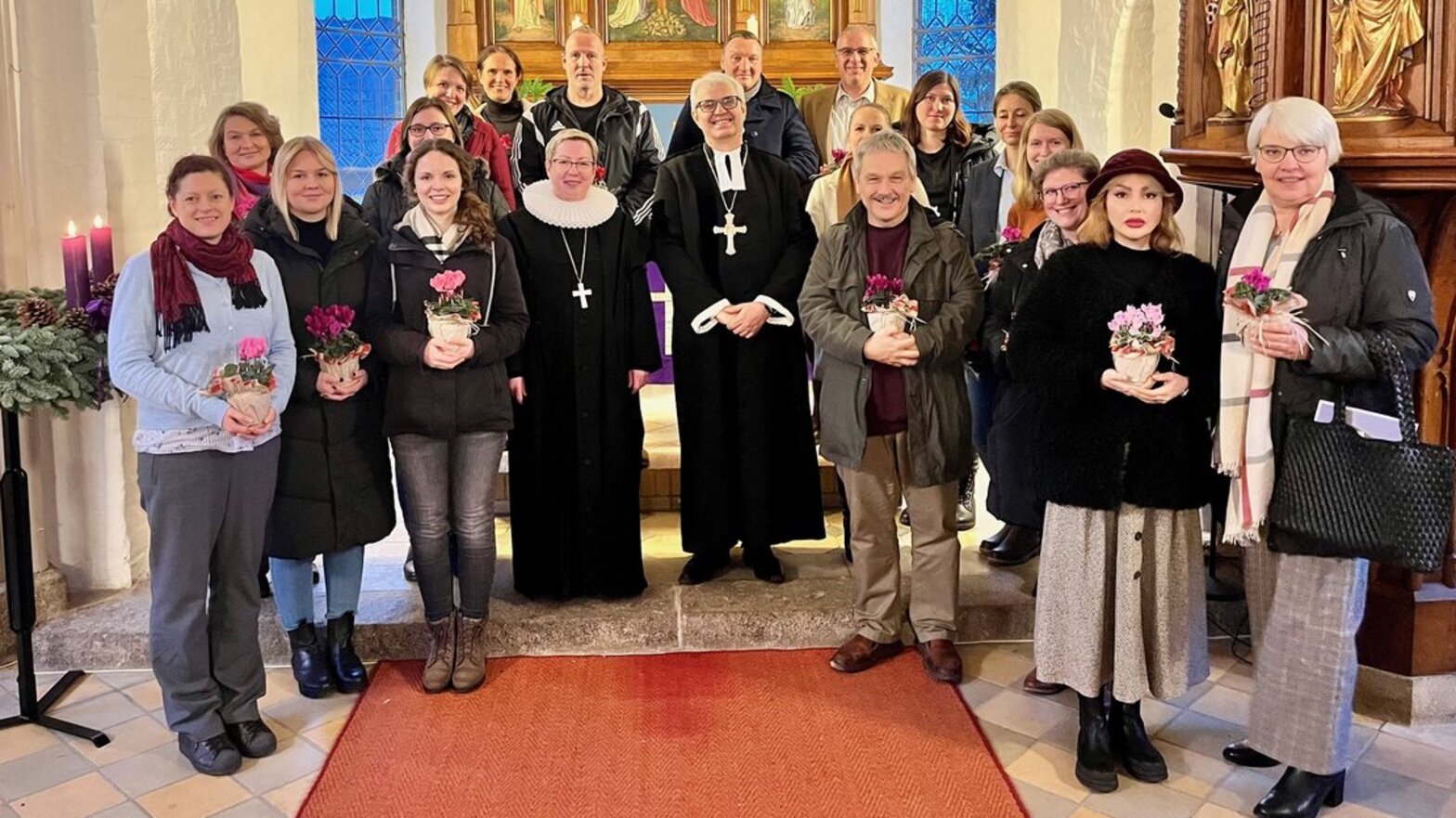 Menschen in einer Kirche