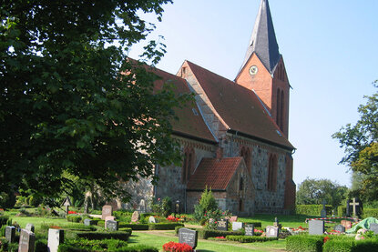 Friedhof vor der Kirche in Behlendorf - Copyright: Ev.-Luth. Kirchenkreis Lübeck-Lauenburg