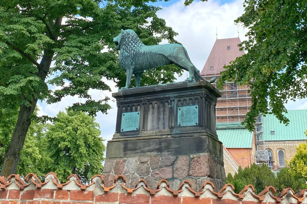 Blick auf eine Skulptur vor einer Kirche