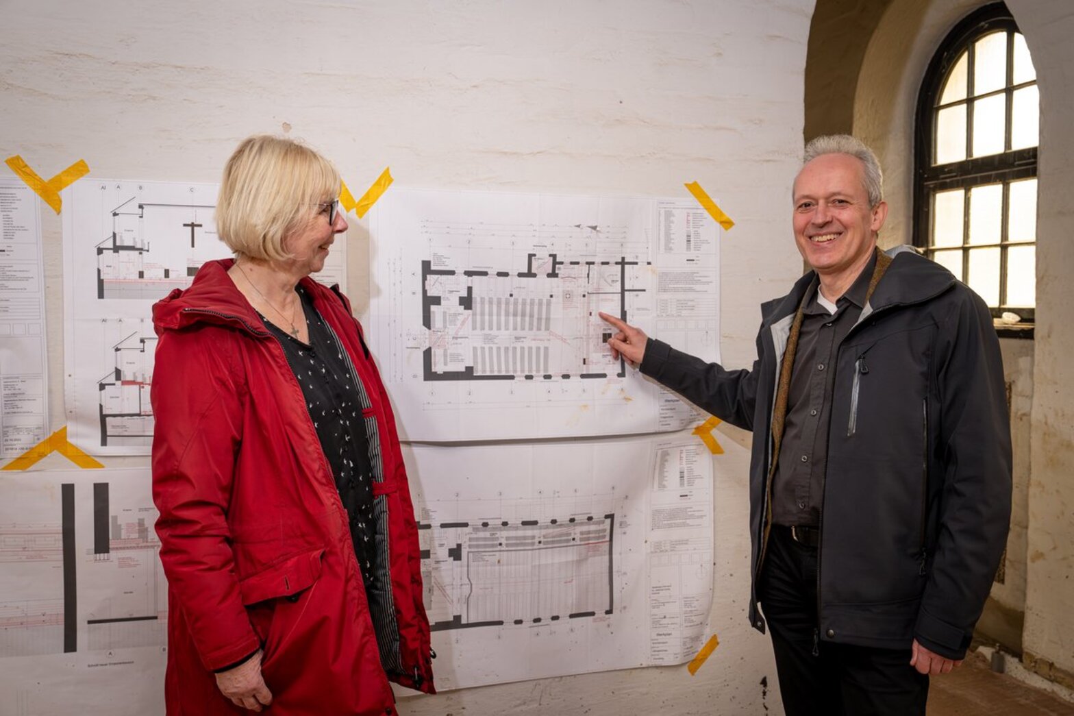 Zwei Menschen schauen auf einen Plan