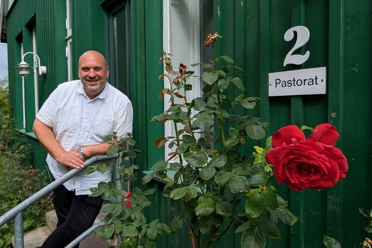 Ein Mann steht vor einem Haus