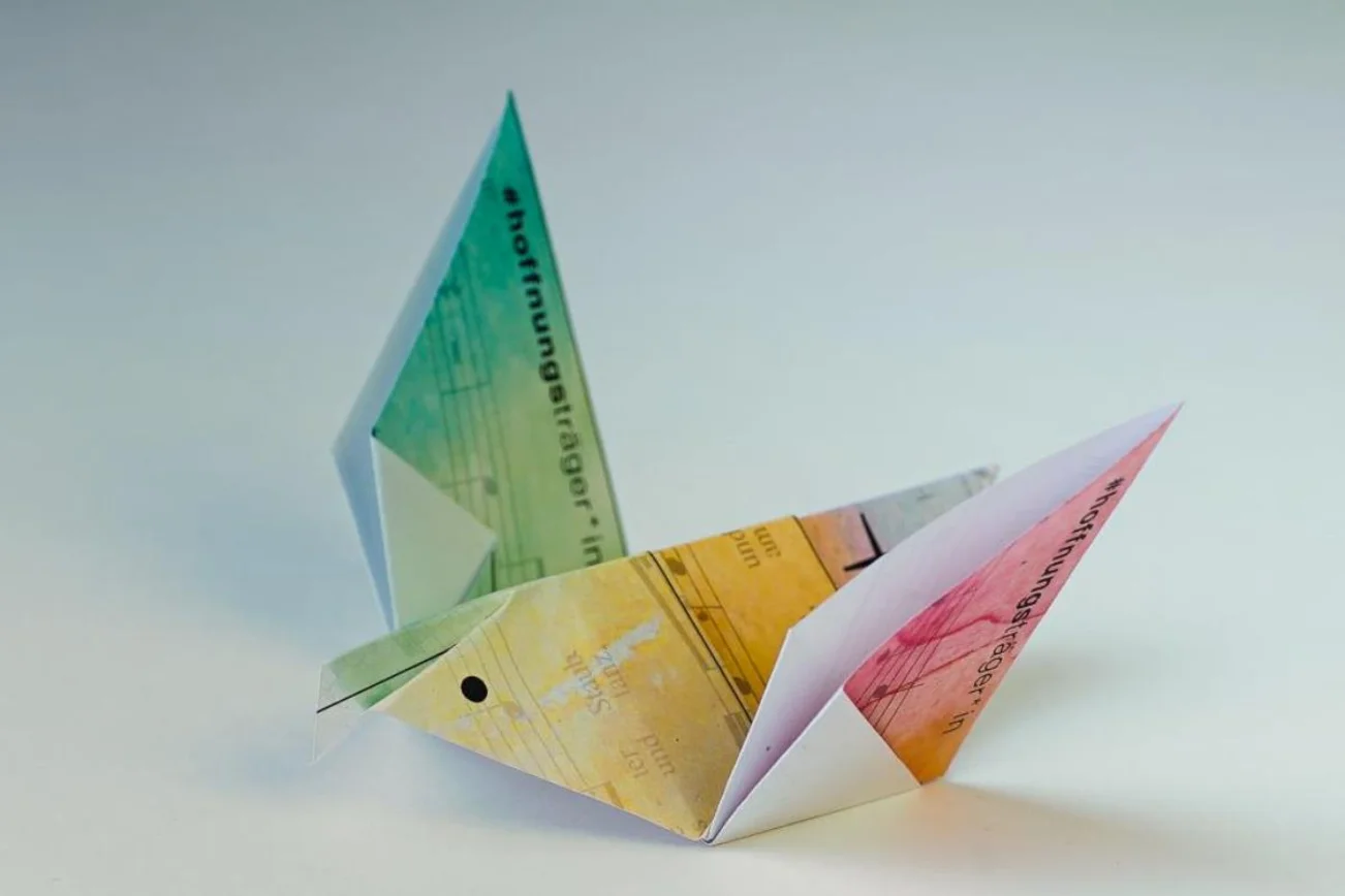 Eine aus Papier gefaltete Taube.