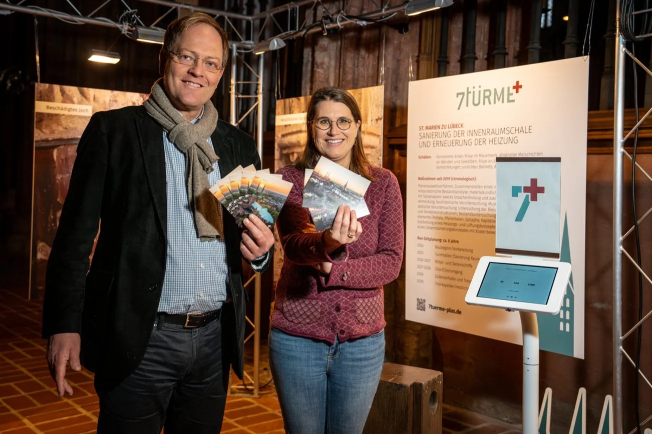 Zwei Menschen stehen in einer Kirche 