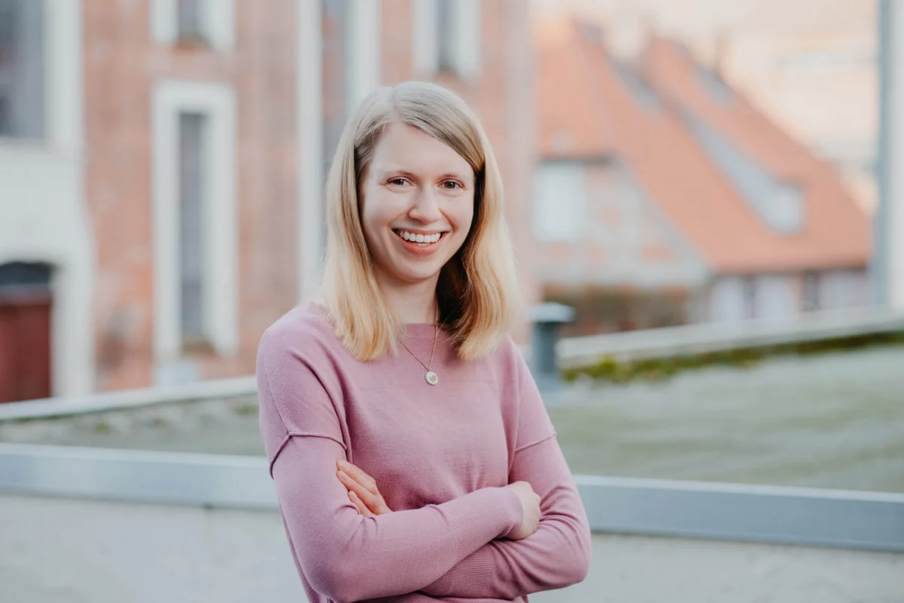 Junge Frau lacht in die Kamera