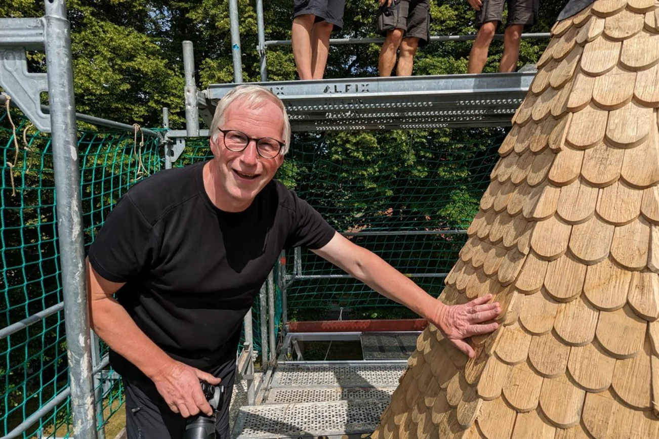 Ein Mann steht auf einem Dach