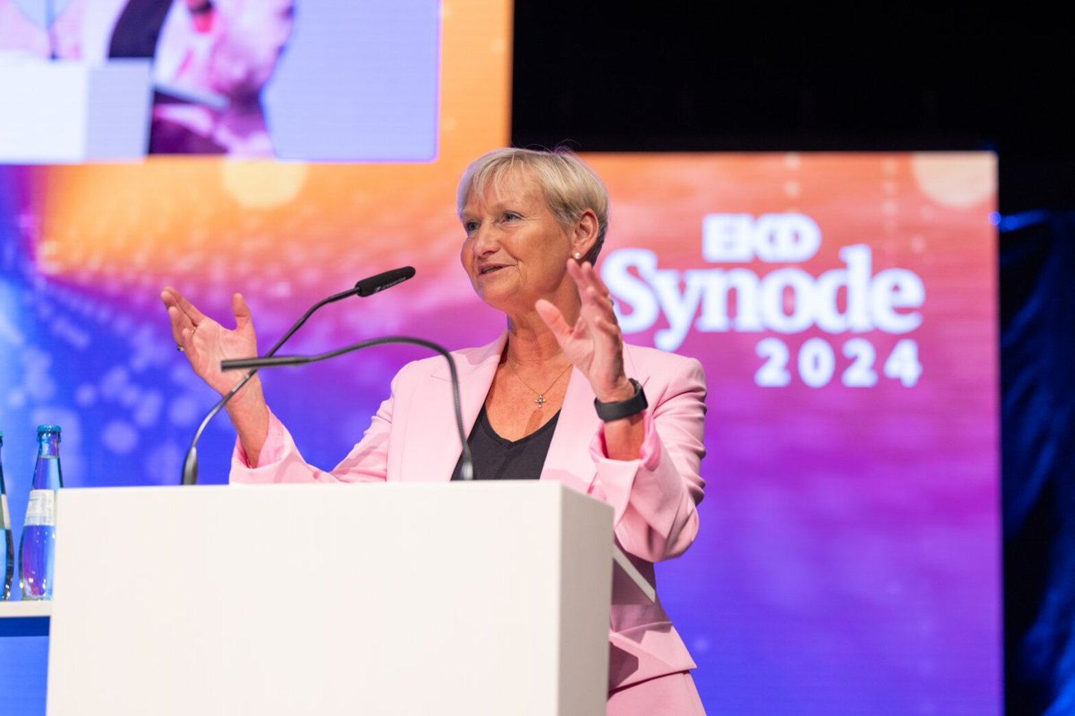 Eine Frau spricht auf einer Bühne 