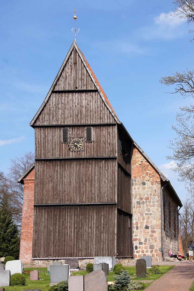 Außenansicht der St.-Johannis-Kirche in Sterley