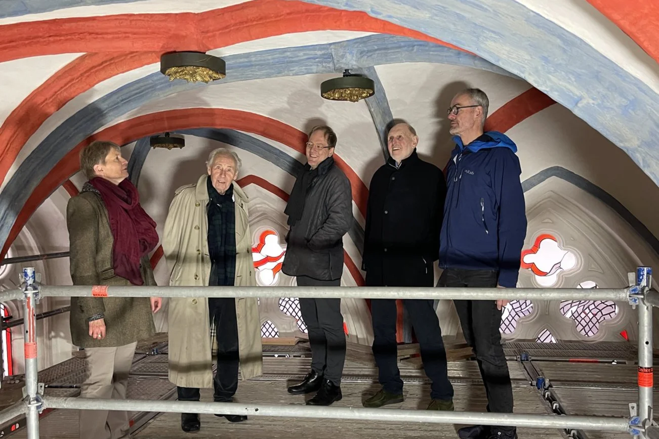 Menschen in einer Kirche