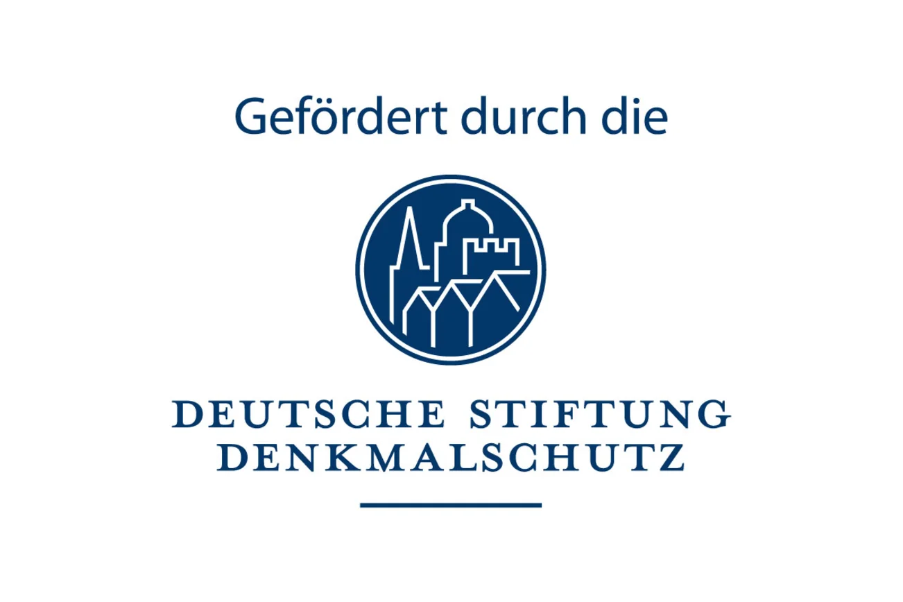 Auf weißem Hintergrund ist durchgängig mit blauer Schrift der Text "Gefördert durch die Deutsche Stiftung Denkmalschutz" abgebildet, unterbrochen von einer kleinen runden blau-weißen Skizze von Häusern.