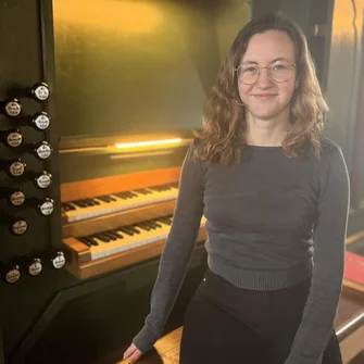 Victoria Dörksen vor einer Orgel