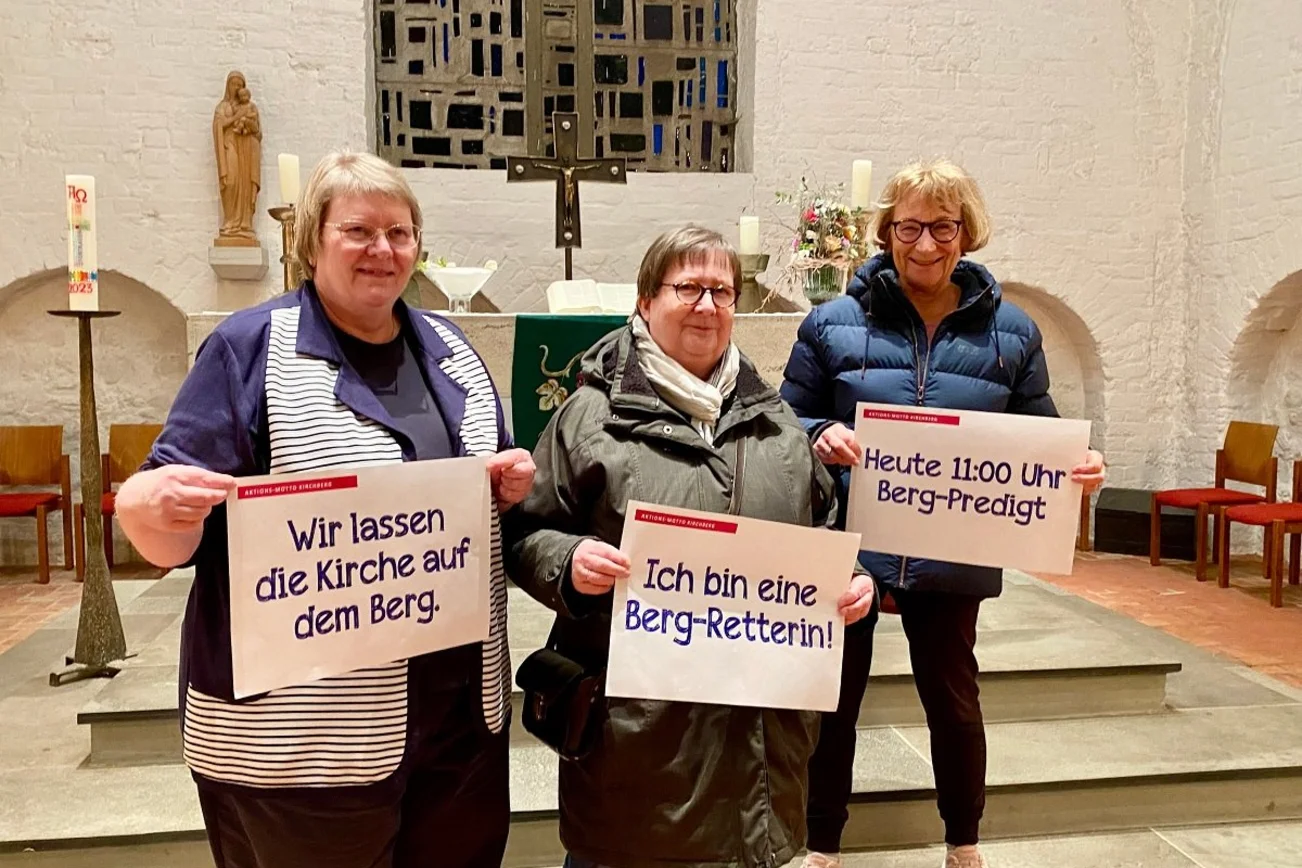 Drei Frauen halten jeweils ein A3 Promotion-Plakat vor sich.