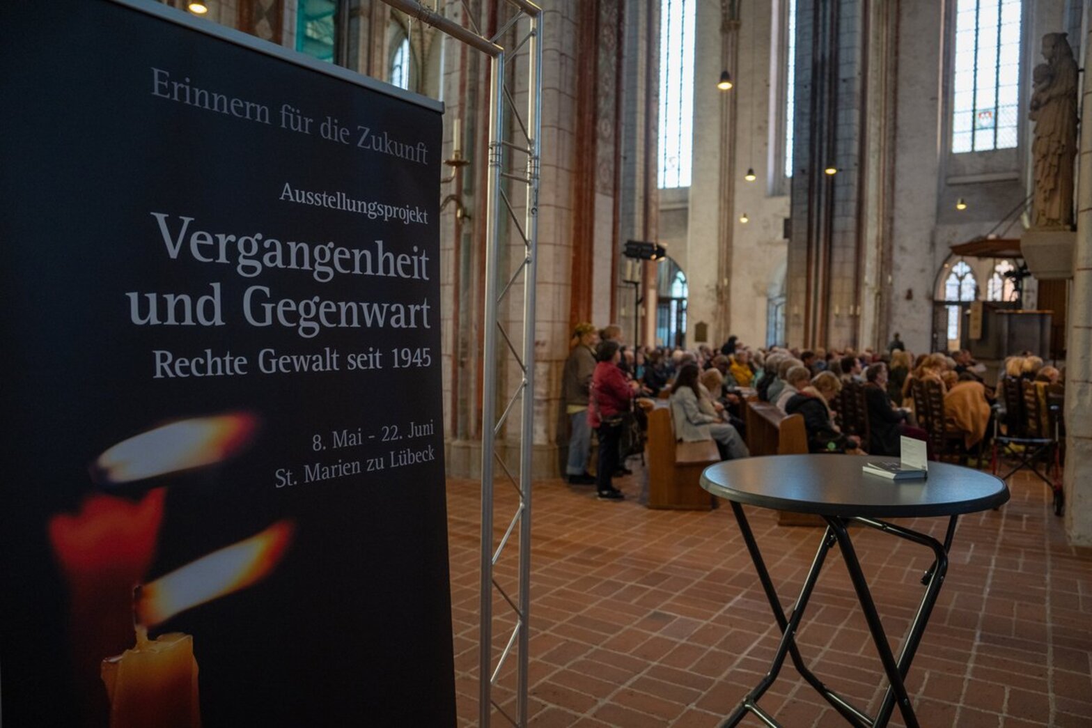 Blick' in eine Kirche