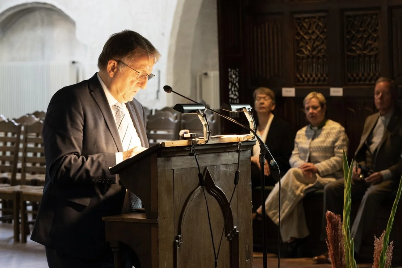 Mann am Pult in einer Kirche