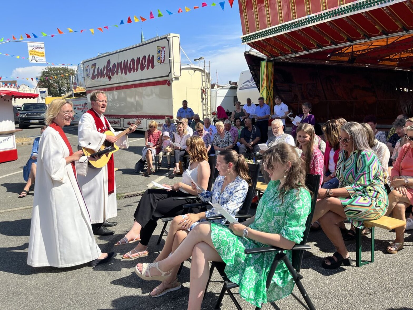 Blick auf die Kirmes-Konfirmation