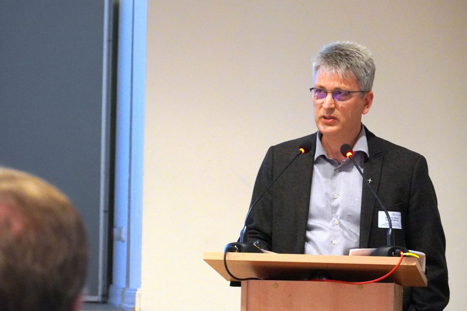 Ein Mann steht an einem Vortragspult-